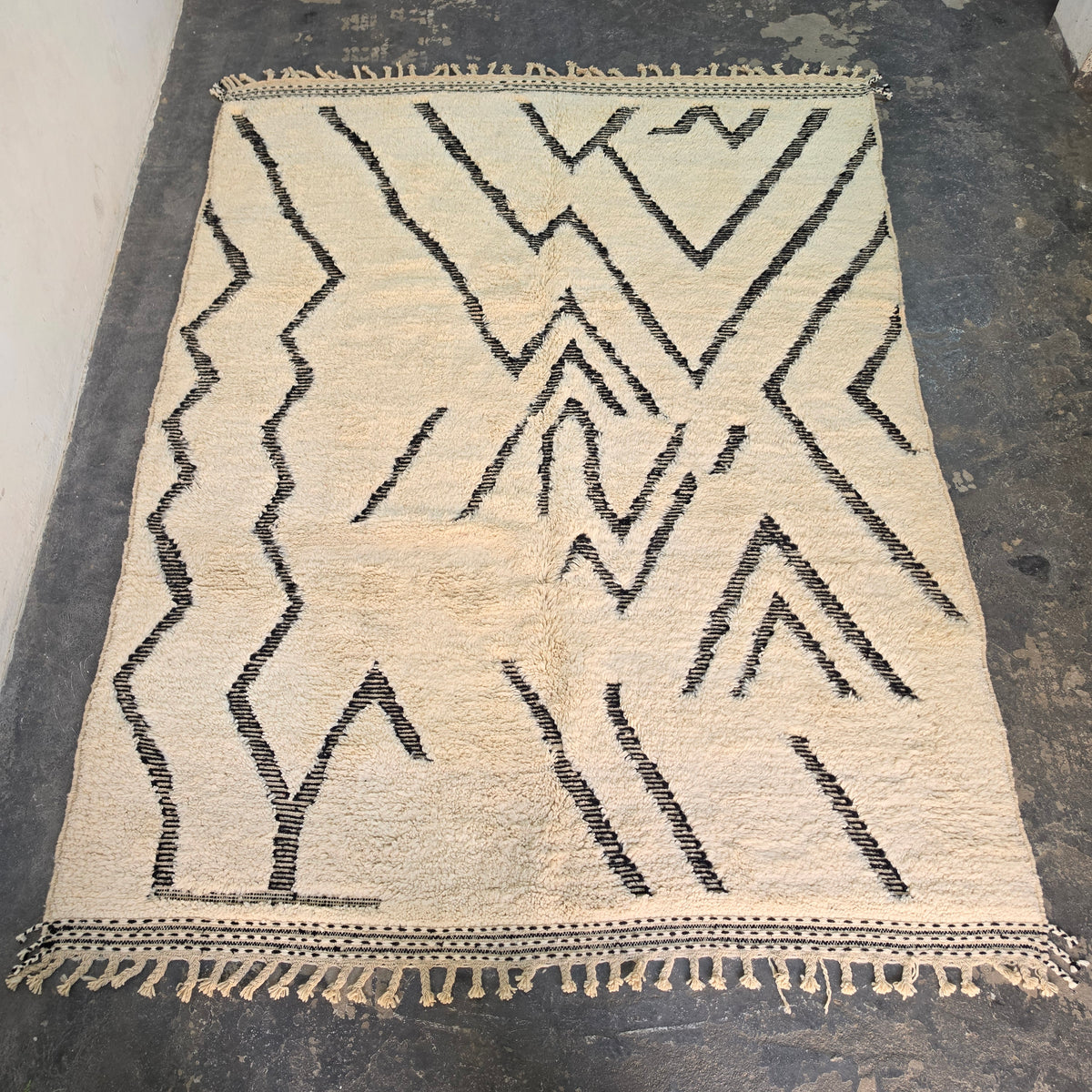 Authentic Moroccan Beni Ourain Rug, Modern Boho Area Rug (217x286 cm)