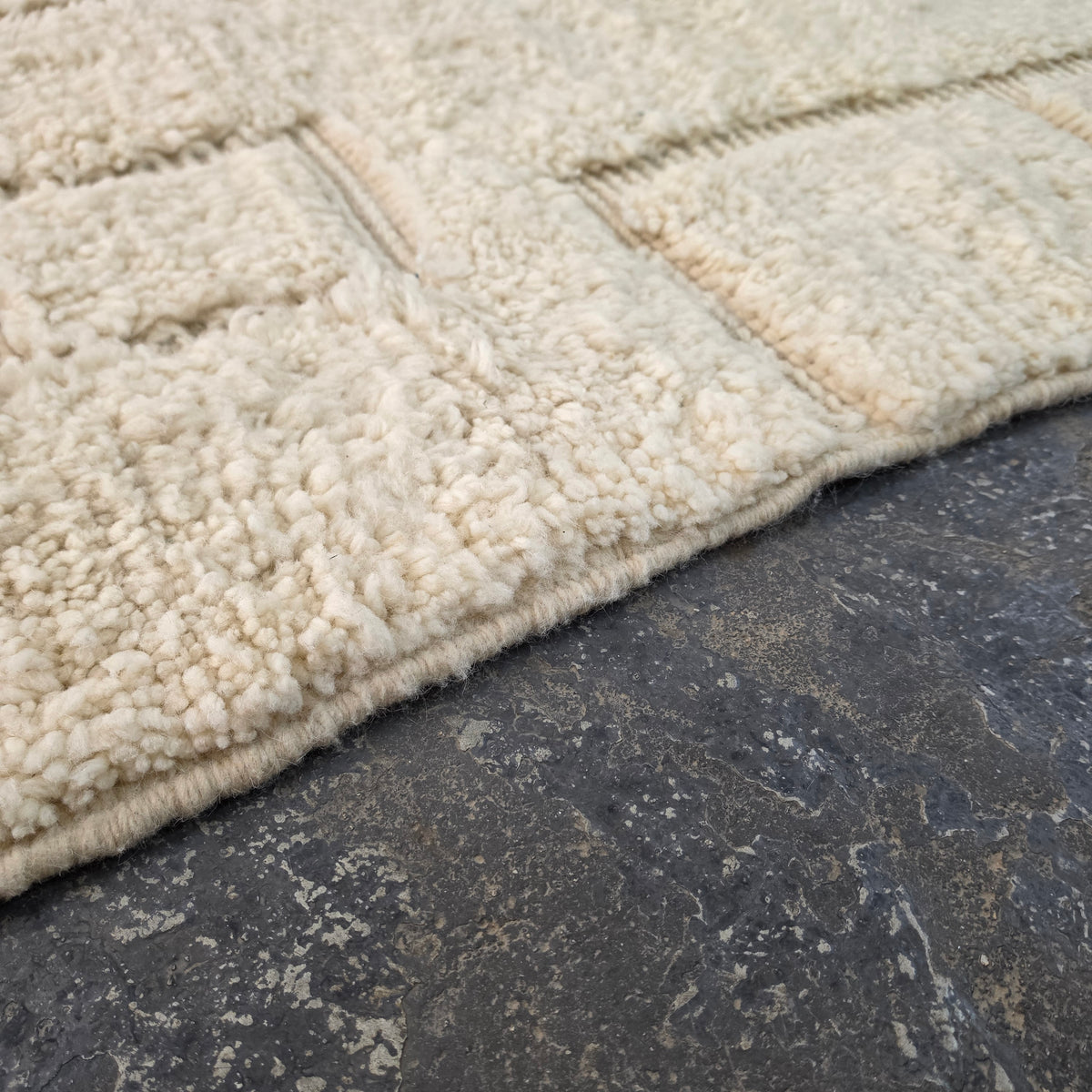 Solid Beni Ourain Rug – All-Ivory Wool with Carved Relief Pattern | 213 × 290 cm