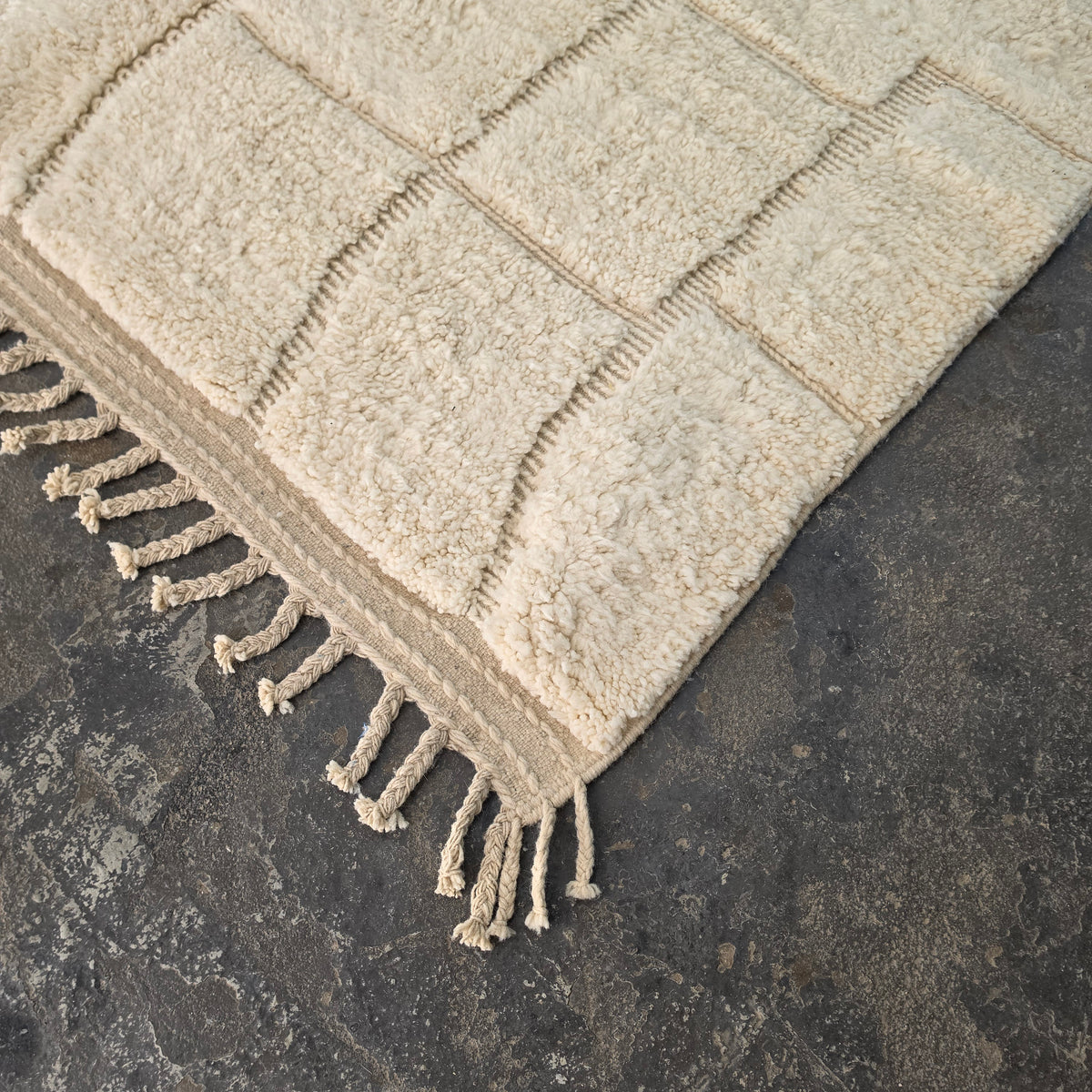 Solid Beni Ourain Rug – All-Ivory Wool with Carved Relief Pattern | 213 × 290 cm