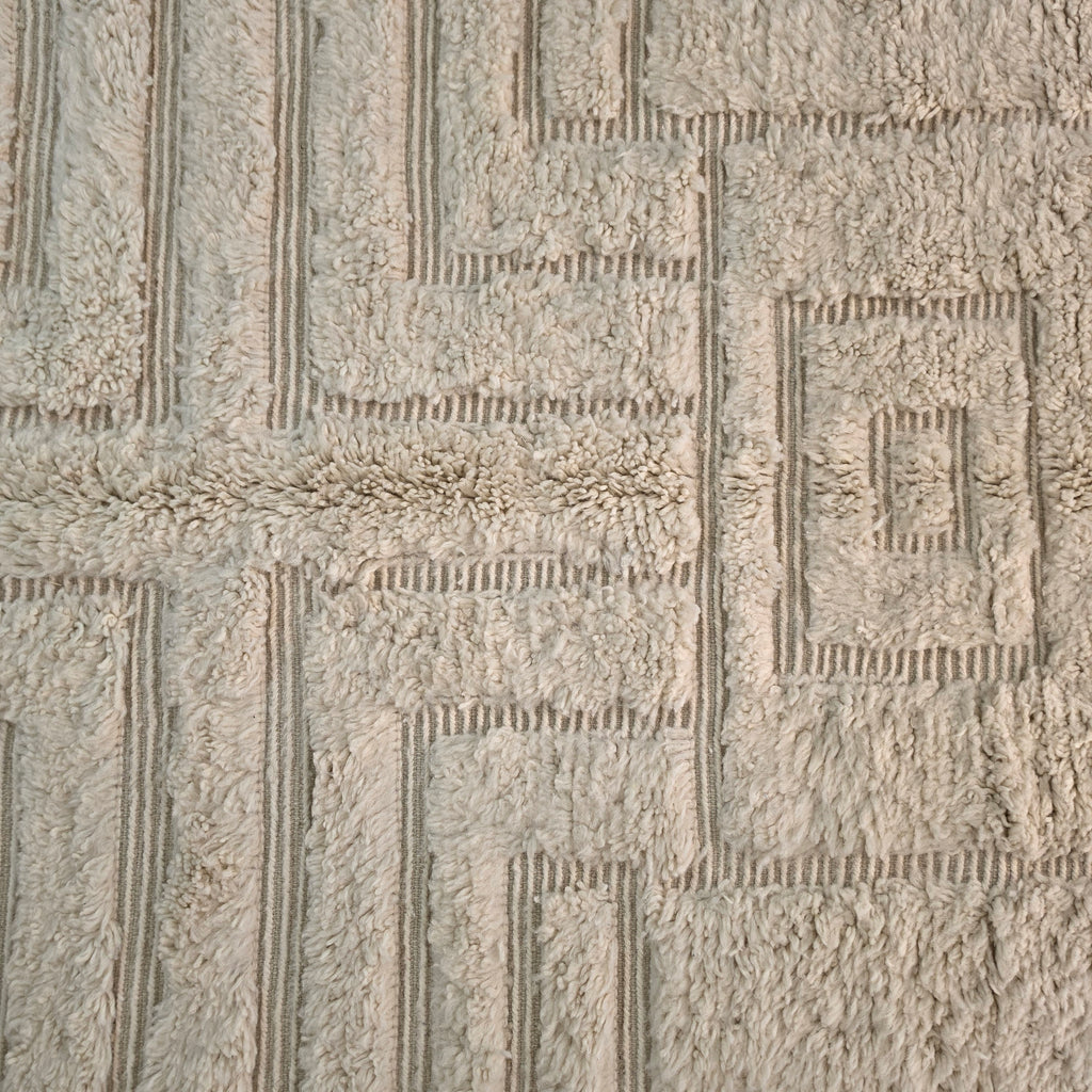 سجادة بني ورين سادة – صوف عاجي بالكامل بمتاهة بارزة منحوتة | 218 × 305 سم