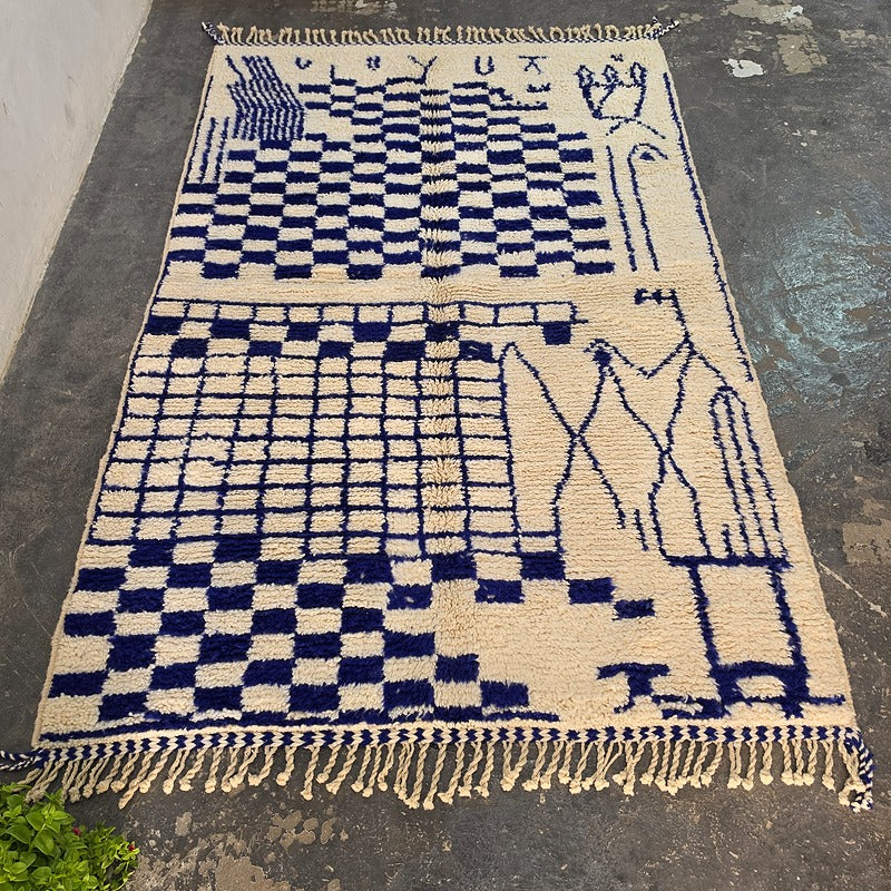 سجادة بني ورين مغربية بنقش شطرنجي 158 × 247 سم – سجادة أمازيغية من الصوف بالأزرق والأبيض معقودة يدويًا