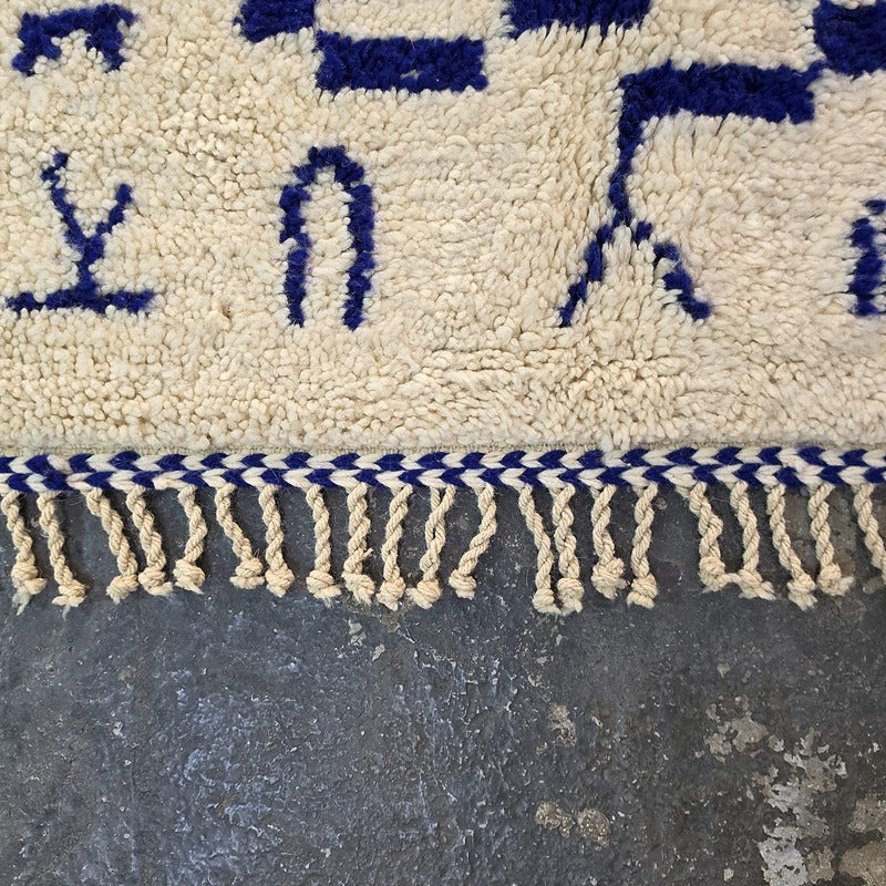 سجادة بني ورين مغربية بنقش شطرنجي 158 × 247 سم – سجادة أمازيغية من الصوف بالأزرق والأبيض معقودة يدويًا