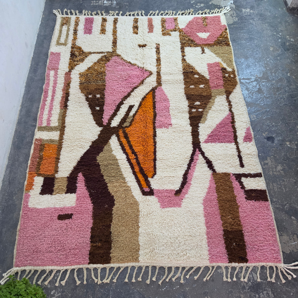 سجادة بوجعد تجريدية 214 × 296 سم – سجادة أمازيغية مغربية من الصوف بالوردي والبني معقودة يدويًا