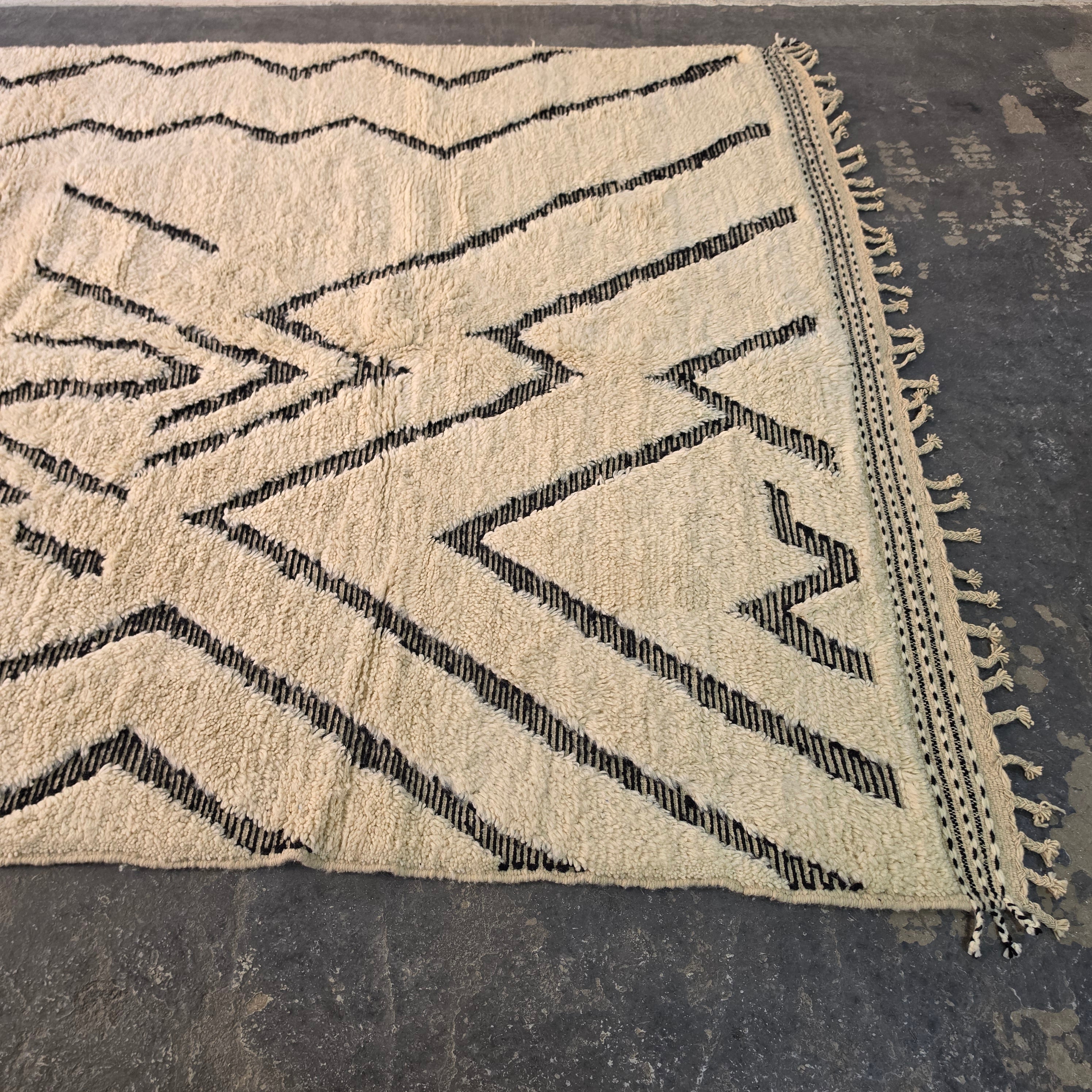 Authentic Moroccan Beni Ourain Rug, Modern Boho Area Rug (217x286 cm)